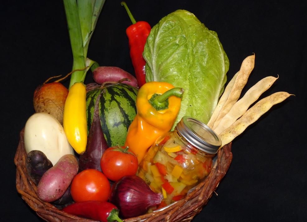 Korb mit Gem�se: Rote Bete, Lauch, Aubergine, Tomate, Speisezwiebel, Kartoffel usw.